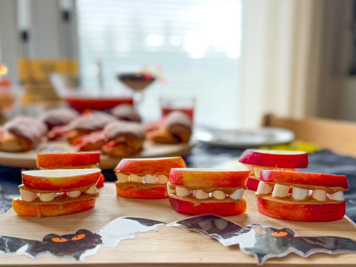Omenalohkoista ja pienistä vaahtokarkeista tehtyjä hymy-herkkuja Halloween-teemalla.